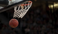 NBA季后赛篮球比赛直播画面 - 球员扣篮精彩瞬间